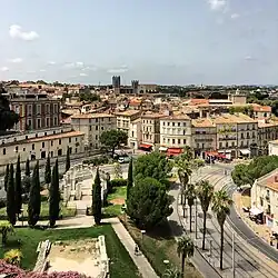 Devant le Corum