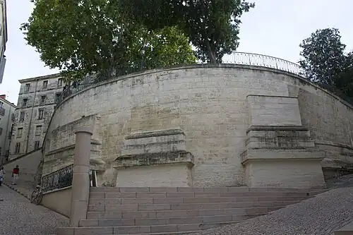 Reste des fondations visibles de la cathédrale qui devait être construite.
