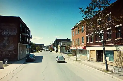 Description de l'image Montréal, 2009. Perspective sur ave. de l'Église, vers l'Ouest, depuis rue Eadie. (6447378075).jpg.