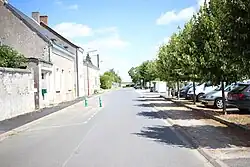 Photographie en couleurs d'une rue bordée de maisons.