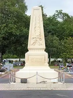 Photographie en couleurs d'un monument en forme de pyramide tronquée portant l'inscription « Aux morts du Ripault ».