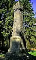 Monument érigé en 1896 sur l'emplacement du château disparu.
