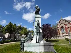Monument de profil.