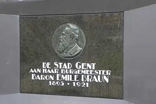 La plaque commémorative isolée en 2013.
