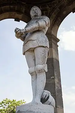 Statue de Jeanne d'ArcStatue de marbre blanc, recouverte lors de son inauguration de feuilles d'or, l'original de la statue est désormais, débarrassé de sa gangue d'or, à l'abri dans la basilique Notre-Dame et remplacée sur le monument par une copie recouverte de feuilles d'or, depuis les années 1990.