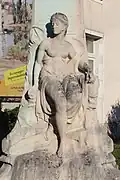 Naïade gracieuse du Loing, sculptée dans la hauteur du piédestal.