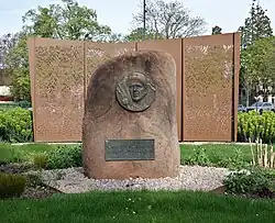 Monument en hommage au général Charles de Gaulle.