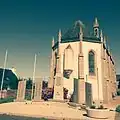 Le nouveau monument aux morts de Plouider (inauguré en 2015) ; à l'arrière plan la chapelle Notre Dame des Malades.
