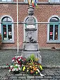 Monument aux morts devant l'école.