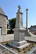 Le monument aux morts et la croix hosannière.