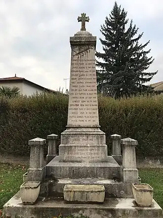 Face principale sur laquelle sont inscrits vingt noms relatifs aux deux guerres mondiales.Notre Dame des prés Chemin de la Côtière