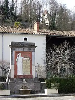 Monument aux morts dû à Louis Maubert.