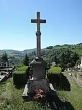 Monument aux morts de Riverie (Rhône), au cimetière. Vue globale.