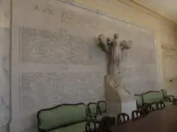 Monument aux morts situé au parloir du lycée relatif à la Grande Guerre.