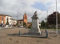 Monument aux morts et l'église