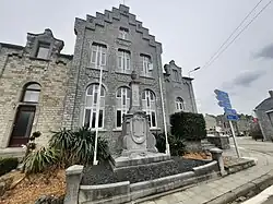 Le monument aux morts et l'ancienne maison communale.