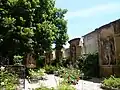 En entrant dans le jardin... (à droite)
