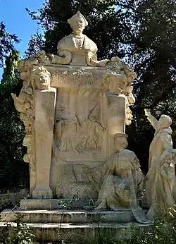 Monument en hommage à Rabelais par Jacques Villeneuve.