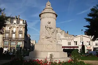Le monument au centre de la place.