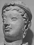 Tête d'un Bodhisattva. Sculpture en stuc de style kouchan. Originaire du Gandhara et datée autour du IIIe&nbsp;siècle.