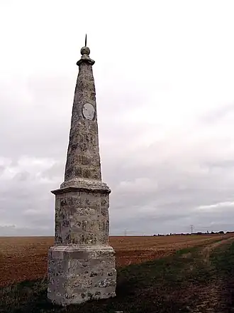 Stèle commémorant la mesure du méridien par César-François Cassini à Manchecourt (sur la N&nbsp;152).