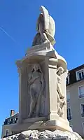 Les quatre femmes sur le piédestal.