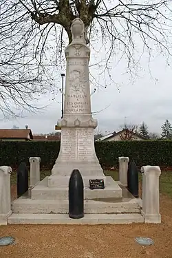 Monument aux morts situé à proximité de la gare.