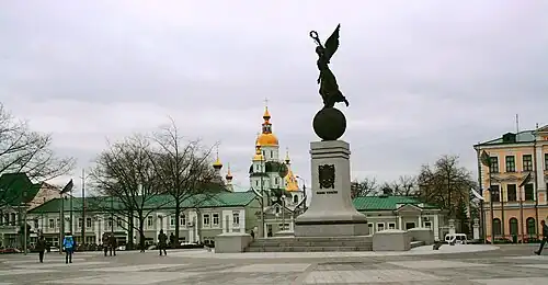 Monument de l'Indépendance, place de la Constitution.