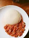 Monyo ou Moyo avec des frétins accompagné de la pâte de maïs.