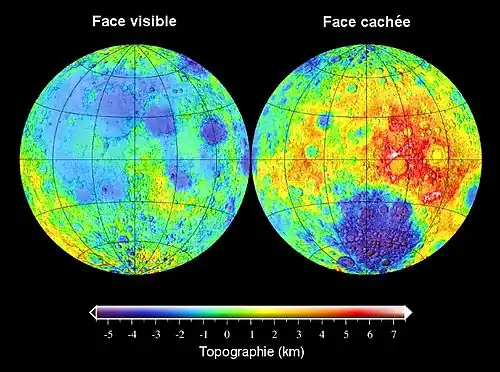 À gauche la face visible, à droite la face cachée. La face visible est surtout colorée en bleu et vert, celle cachée comporte une grosse zone rouge.