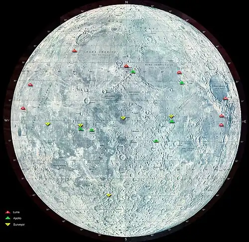 Image bleutée de la Lune, des points rouges, jaune et verts indiquant les lieux d'atterrissage.