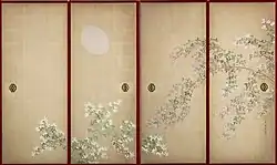 Paravent à quatre panneau, une lune surplombe un Lespédèze blanc sur les panneaux de gauche, un autre plant de lespédèze violet est sur les panneaux de droite.