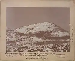 Un dessin d'une montagne.
