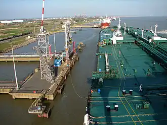 Pétrolier sur un appontement de terminal pétrolier.