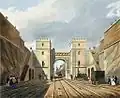 Arche monumentale surplombant une tranchée ferroviaire