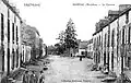 Moréac : rue principale et calvaire au début du XXe&nbsp;siècle (carte postale).