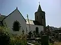 L'église paroissiale Saint-Gildas vue du cimetière.
