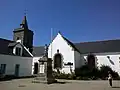 L'église Saint-Gildas et le monument aux morts.