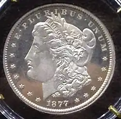 Une pièce de monnaie représentant le profil d'une jeune femme.
