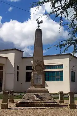 Le monument aux morts près du foyer municipal (août&nbsp;2011)