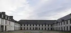 Façade sud de la cour d'honneur.