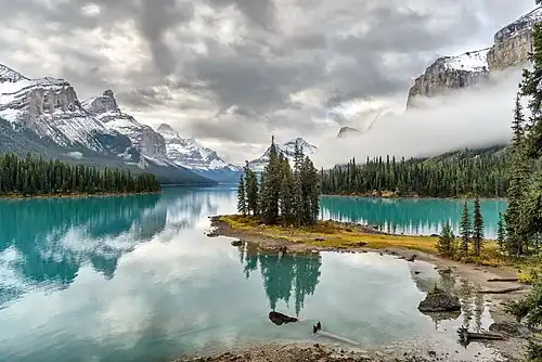 Spirit Island&nbsp;(en) au matin sur le lac Maligne.