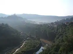 Tsarevets et quartier de la vieille ville de Veliko Tarnovo.