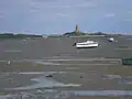 Le rivage à marée basse.