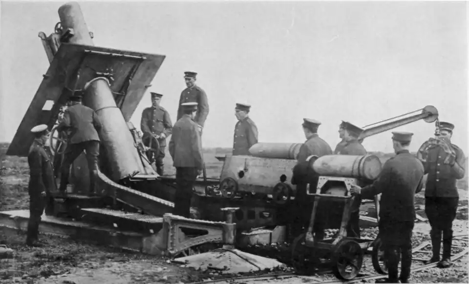 Servants du mortier Schneider de 280&nbsp;mm aux postes de tir. Voir détail ci-dessous.