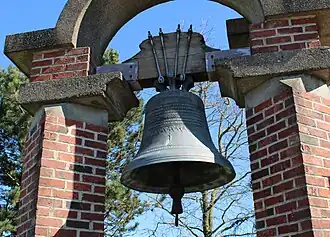 Les trois cloches : détail de la cloche de gauche.