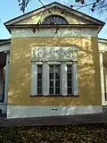 Détail d'une fenêtre et d'un bas-relief