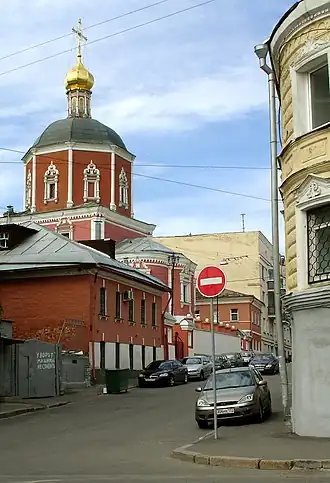 Église des Saints Apôtres Pierre et Paul aux portes de la Yaouza, vue depuis le boulevard de la Yaouza