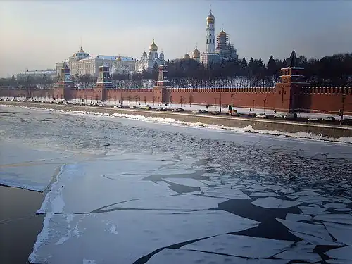 La Moskova gelée devant le Kremlin.
