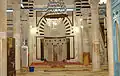 Vue du mihrab orné de lambris en marbre et de plâtre sculpté.